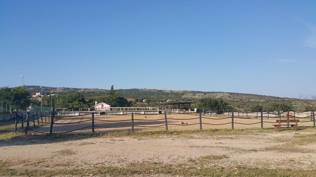 Hotel Menta E Rosmarino Monte SantʼAngelo Екстериор снимка